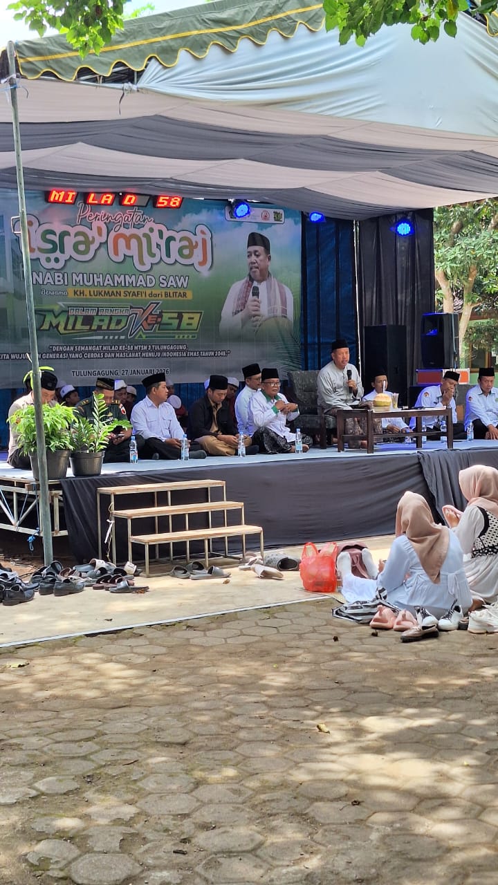 KH Lukman Syafi&rsquo;i dari Blitar saat memberikan tausiah, didampingi para undangan dan guru, dalam acara Milad Ke-58 MTsN 3 Tulungagung dan Isra Mikraj.(FOTO: MTSN 3 TULUNGAGUNG UNTUK RADAR TULUNAGGUNG)