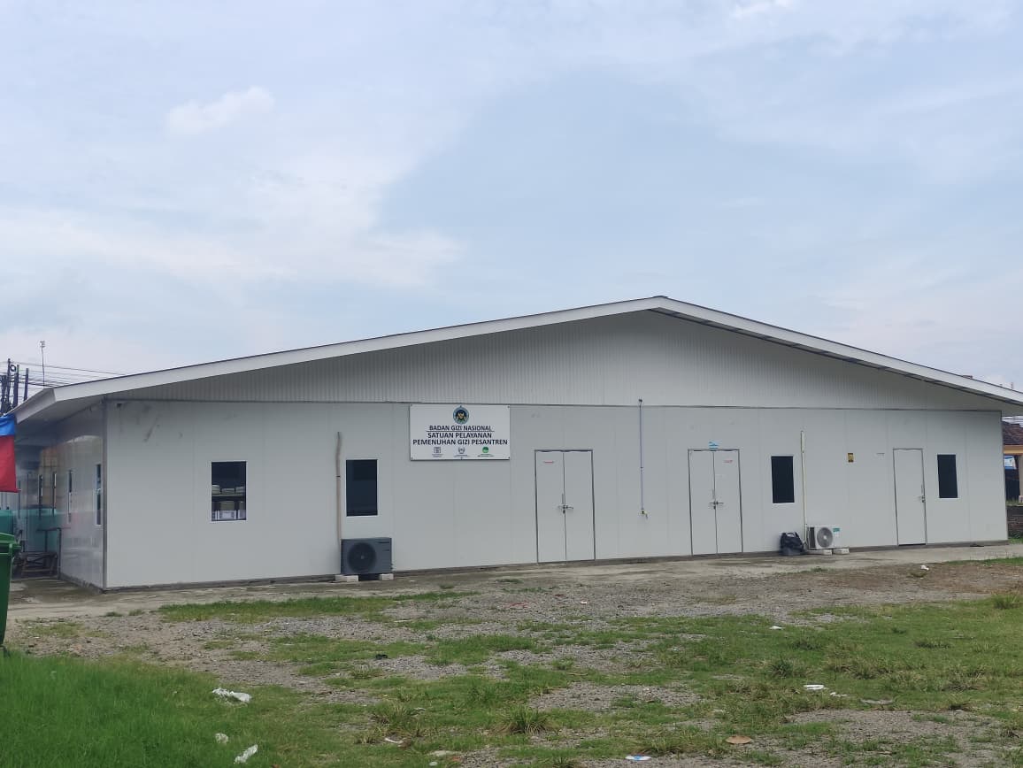 Salah satu SPPG di Tulungagung yang dihentikan sementara operasionalnya setelah munculnya kasus dugaan keracunan menu MBG.(SANDY SRI YUWANA/RADAR TULUNGAGUNG)