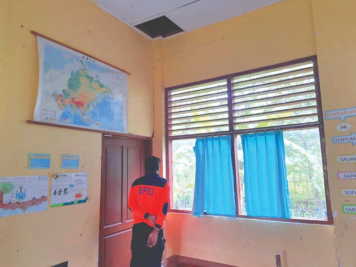 Personel BPBD Tulungagung melihat plafon ruang kelas SDN 1 Talunkulon yang rontok karena gempa.(BPBD TULUNGAGUNG UNTUK RADAR TULUNGAGUNG)