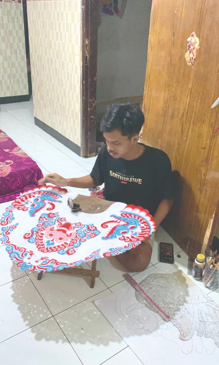Bagus sedang mengerjakan salah satu jamang barongan pesanan pelanggan.