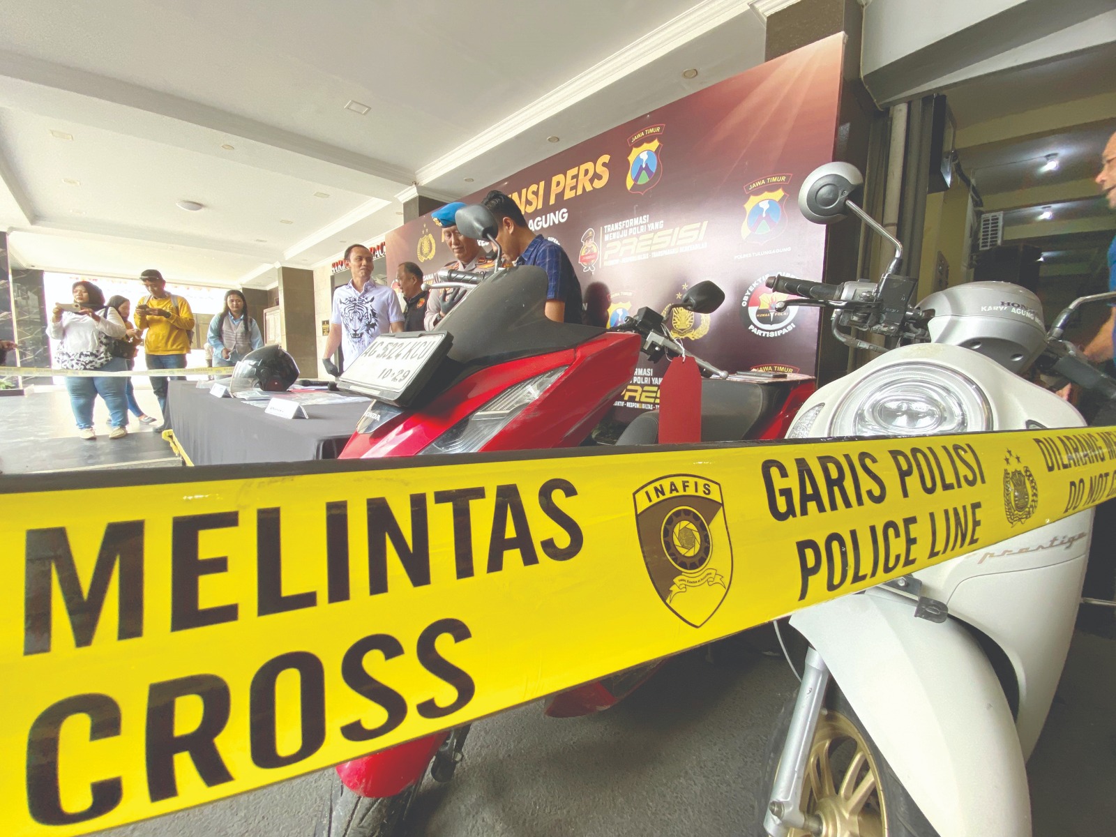 Polisi menunjukkan barang bukti aksi penjambretan yang beberapa kali terjadi di wilayah hukum Polres Tulungagung dalam pers rilis kemarin.(DR PERDANA/RADAR TULUNGAGUNG)
