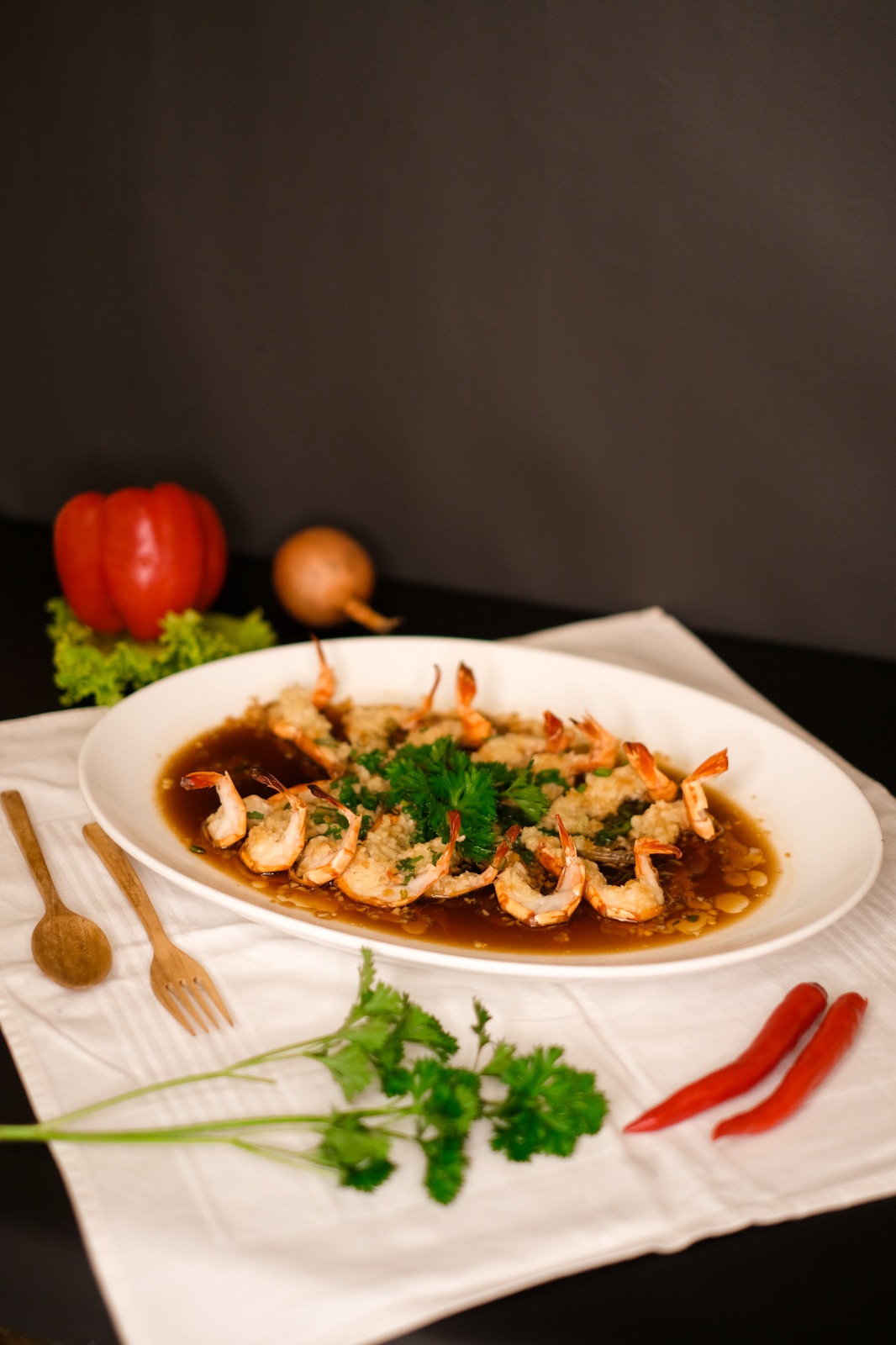 Udang windu kukus dengan aroma bawang putih, sederhana namun penuh cita rasa.