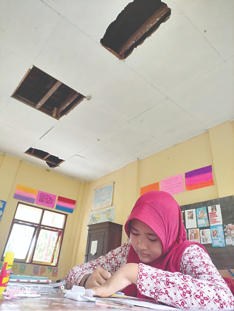 Kondisi plafon rontok di salah satu ruang kelas di SDN  1 Talunkulon usai gempa pada Selasa (26/1).(SANDY YUWANA/RADAR TULUNGAGUNG)