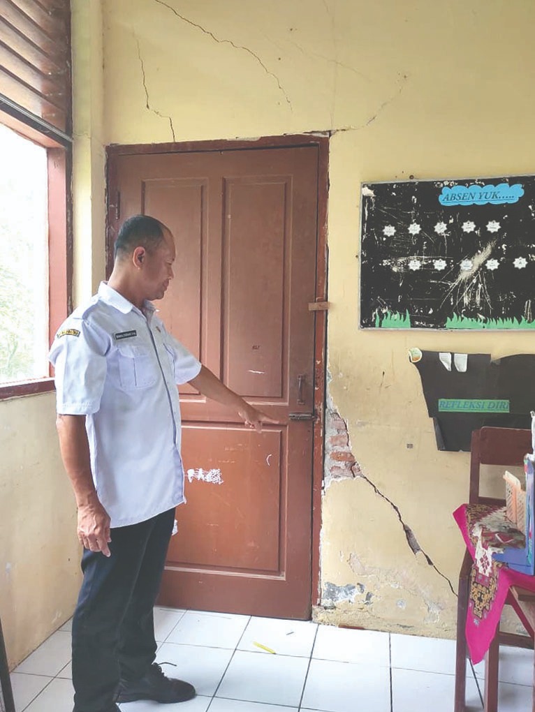 Kondisi tembok retak di salah satu ruang kelas di SDN 1 Talunkulon usai gempa pada Selasa (26/1).(SANDY YUWANA/RADAR TULUNGAGUNG)
