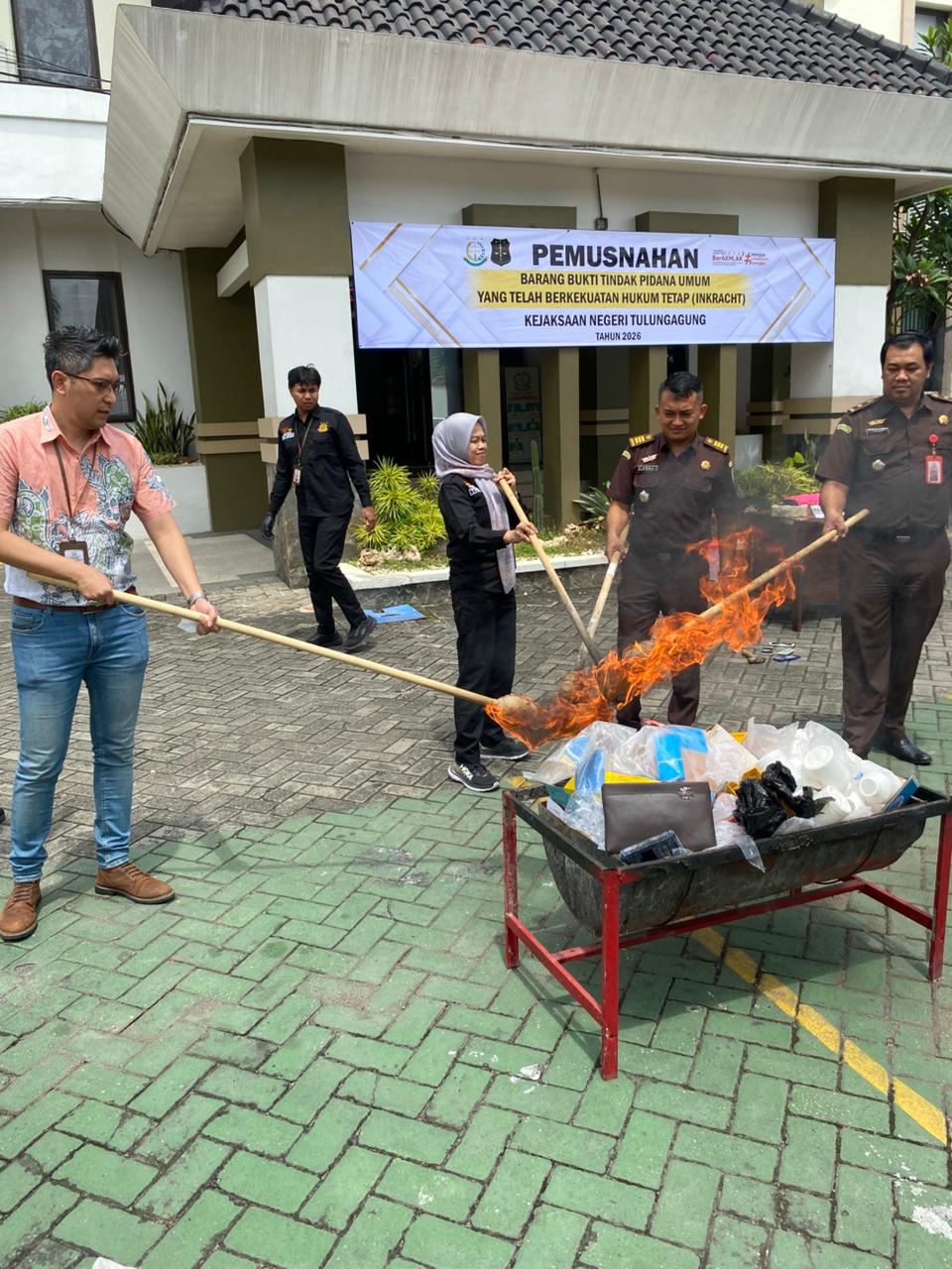 Pemusnahan barang rampasan atau barang bukti dari sejumlah perkara tindak pidana umum oleh Kejari Tulungagung, Rabu (28/1).