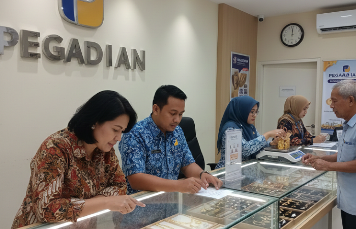 Lonjakan harga emas penggadaian seperti UBS dan Galeri 24 menunjukkan minat beli emas masih kuat di tengah ketidakpastian ekonomi global.