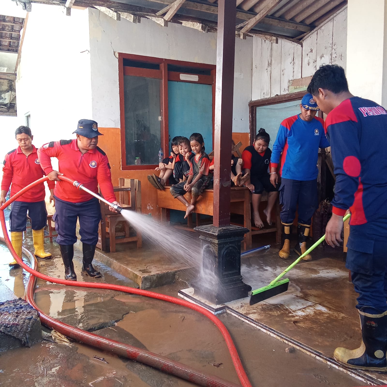Pembersihan salah satu sekolah yang terdampak genangan air akibat hujan deras yang terjadi pada Jumat (30/1) malam.(SANDY YUWANA/RADAR TULUNGAGUNG)
