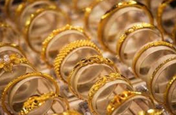 Harga emas hari ini 31 Januari 2026 turun tajam! Antam anjlok Rp260 ribu, UBS & Galeri 24 turun Rp190 ribu. Cek lengkapnya.