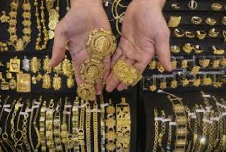 Harga emas hari ini 31 Januari 2026 turun! Antam anjlok Rp260 ribu, UBS & Galeri 24 melemah. Cek lengkap harga batangan & perhiasan.