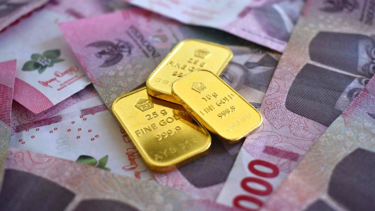 Harga emas batangan Antam, UBS, dan Galeri24 turun tajam pada Minggu, 1 Februari 2026, di tengah tekanan pasar global.