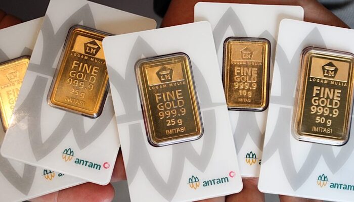 Perbandingan harga emas resmi distributor dan harga jual di toko emas lokal.