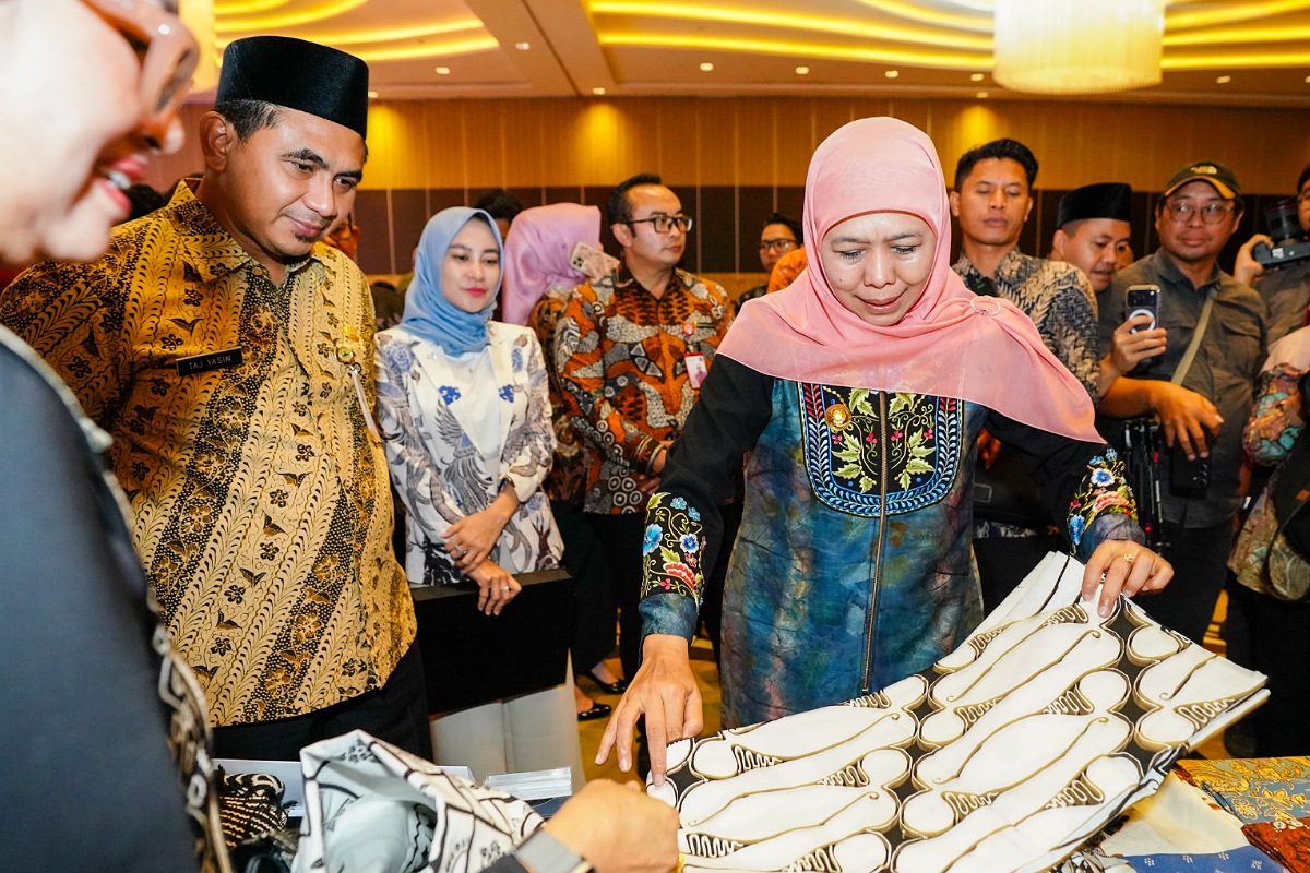 Gubernur Jatim Khofifah Indar Parawansa didampingi Wagub Jateng Taj Yasin saat mengunjungi stand batik di Semarang.