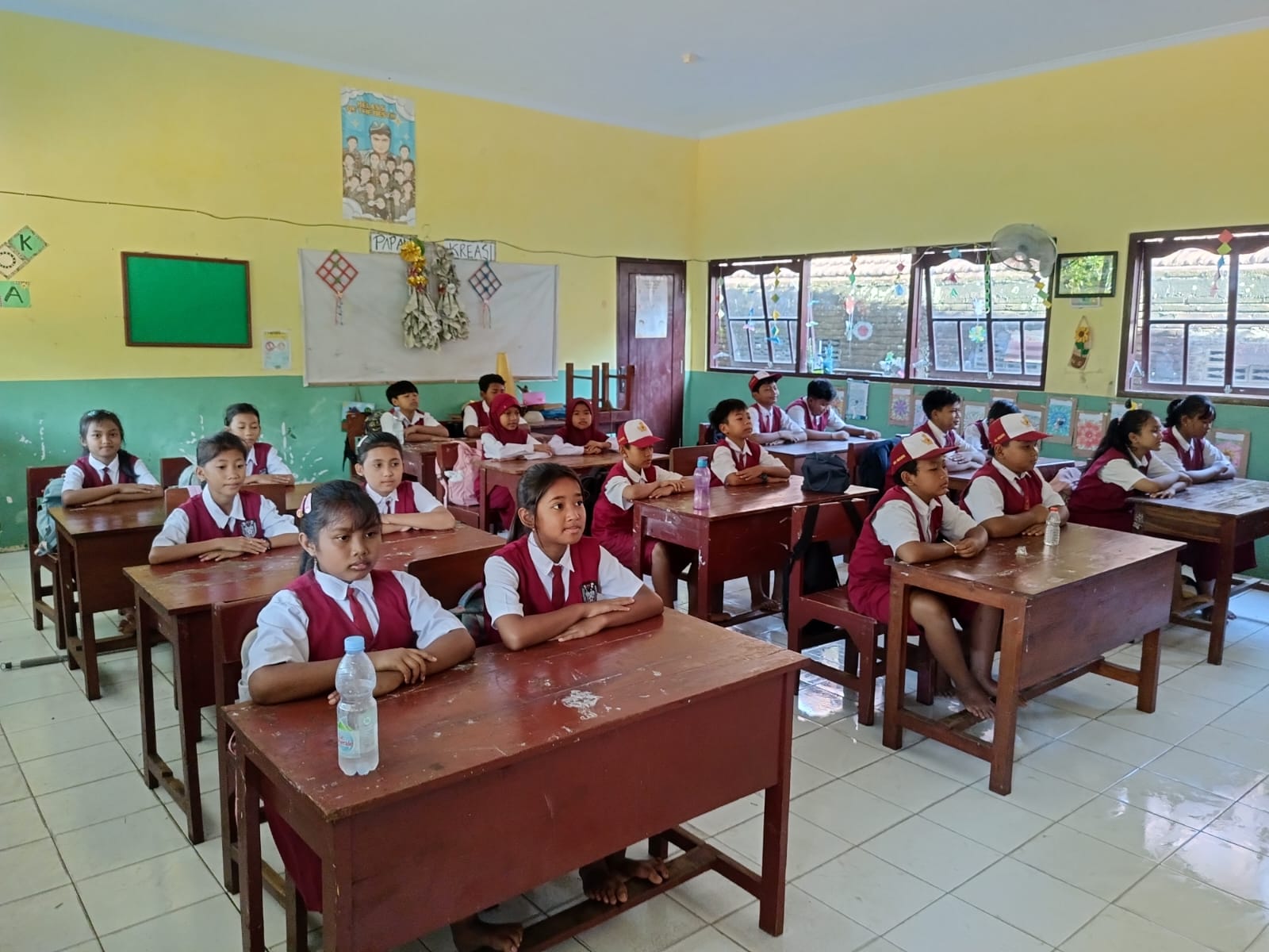 KBM di salah satu SDN di Desa Besole, Tulungagung, kembali berjalan normal pada Senin (2/2), setelah terdampak banjir.(SANDY YUWANA/RADAR TULUNGAGUNG)