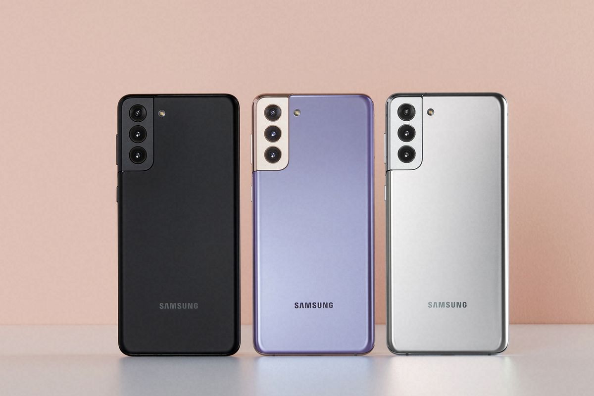 Samsung Galaxy S21 Ultra dengan sistem kamera dan layar AMOLED 120Hz.