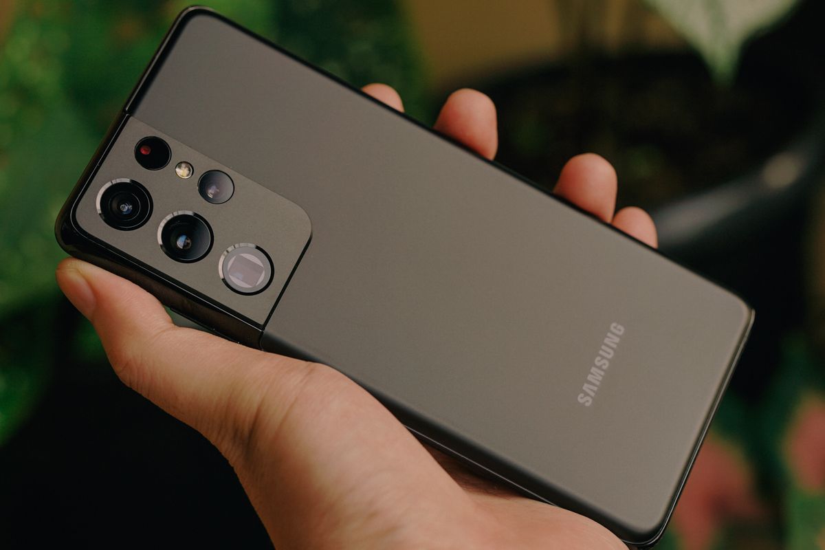 Samsung Galaxy S21 Ultra masih jadi flagship lawas yang diburu di 2025