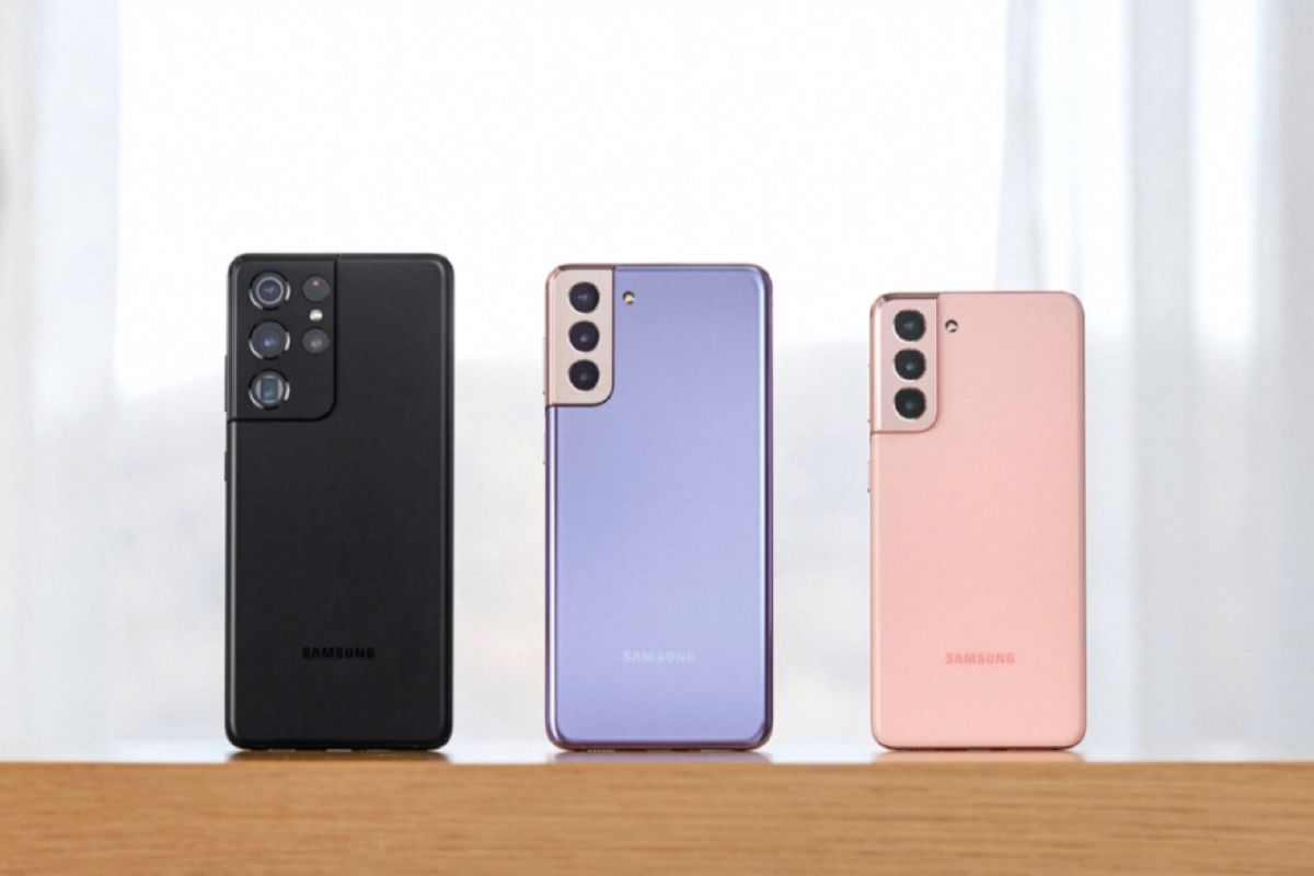 Samsung Galaxy S21 Ultra dengan sistem kamera dan layar AMOLED 120Hz.