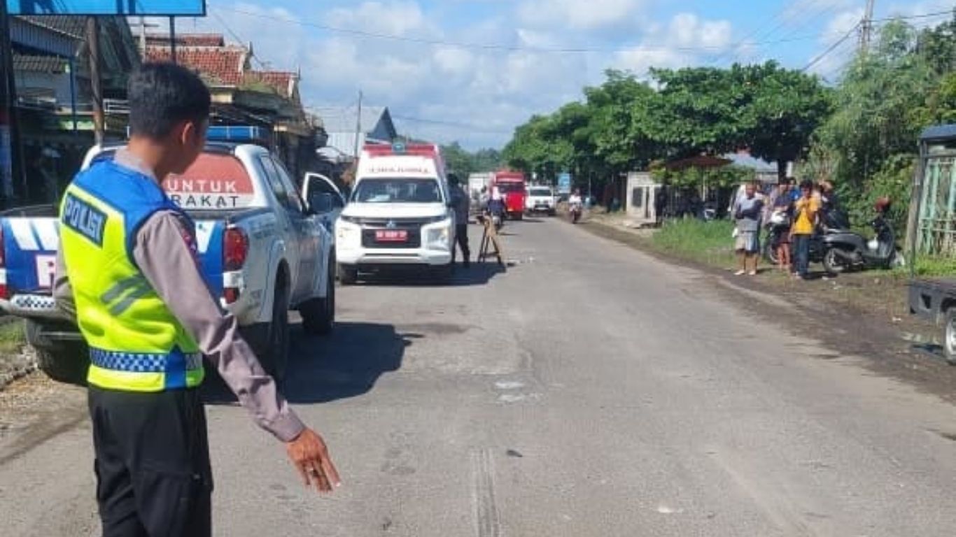 Polisi melakukan olah TKP kecelakaan yang merenggut satu nyawa di jalan Desa Pelem, Campurdarat, Senin (2/2).