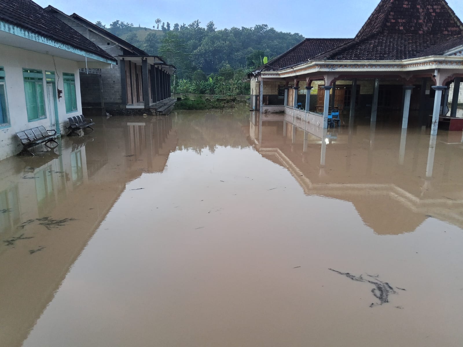 Bencana banjir yang merendam salah satu wilayah Tulungagung akibat cuaca ekstrem.