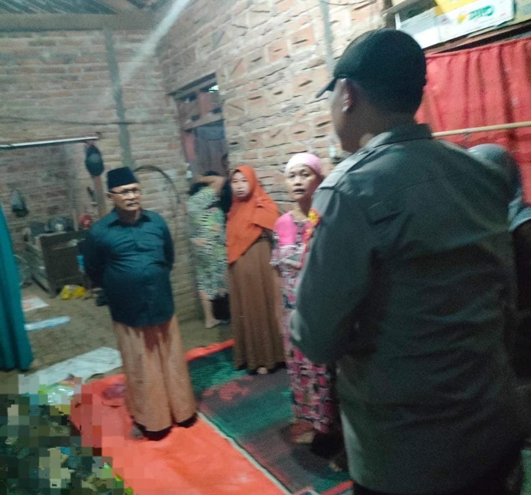 Seorang pria ditemukan tewas diduga akibat tersengat arus listrik kemarin (3/2).