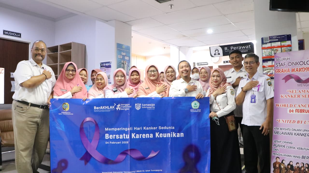 Jajaran direksi RSUD dr Iskak beserta petugas pelayanan penyakit kanker di Graha Mandiri 5 melakukan aksi simpatik untuk memperingati Hari Kanker Sedunia pada Rabu (4/2).