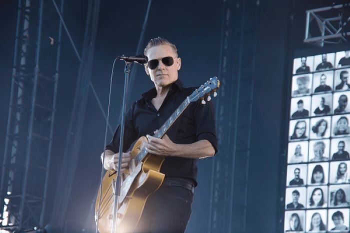 Konser Bryan Adams Jakarta 2026 sukses bikin ribuan fans bernostalgia. (Sumber: Shutterstock)