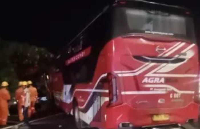 Petugas mengevakuasi minibus yang ringsek parah usai kecelakaan maut di Tol Cipali KM 93A Subang, Jawa Barat, Rabu (4/2/2026). Tiga orang tewas di lokasi kejadian, sementara polisi masih memburu truk 