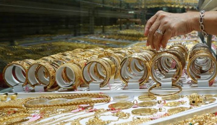 Harga emas dunia melonjak tajam didorong dedolarisasi BRICS dan ancaman perang modal global. JP Morgan pasang target tinggi.
