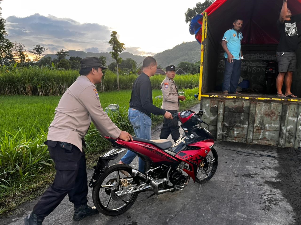 Polisi mengangkut kendaraan hasil razia balap liar di Desa Wates, Kecamatan Sumbergempol pada Selasa lalu.(POLSEK SUMBERGEMPOL UNTUK RADAR TULUNGAGUNG)