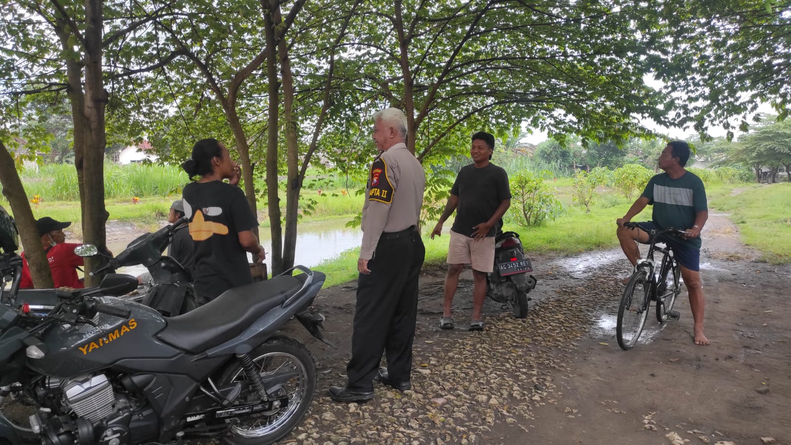 Seorang bocah perempuan 8 tahun sempat terjatuh dan terseret arus sungai saat bermain di sekitar rumah dan berhasil diselamatkan warga.