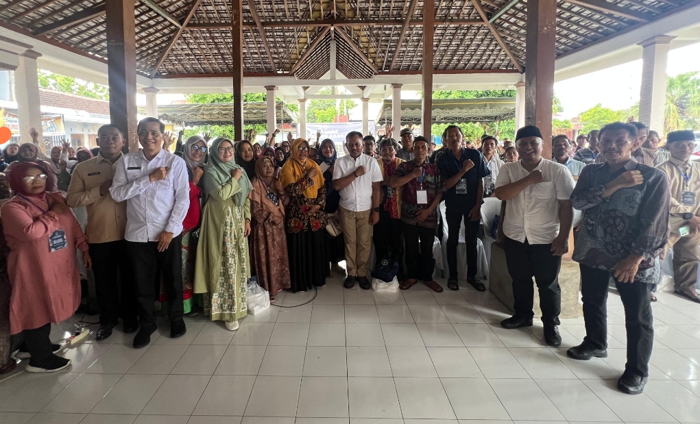 Heru Tjahjono berfoto bersama warga Ngujang dan sekitarnya sesuai sosialisasi