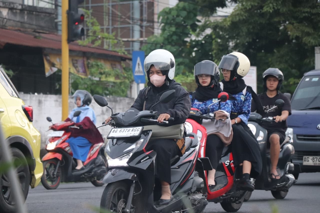 Beragam jenis sepeda motor melintasi Jalan Panglima Sudirman. Realisasi opsen PKB dan BBNKB Tulungagung pada 2025 mengalami surplus.(DR PERDANA/RADAR TULUNGAGUNG)