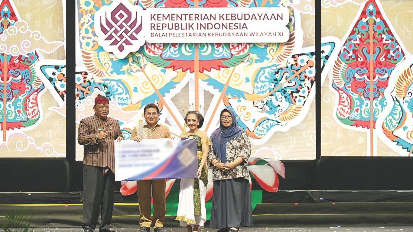 Anugrah Natalin Nilawati menampilkan karya Bedaya Ambadya Tirta di Tulungagung, yang mengantarkannya masuk 7 Penyaji Terbaik Lomba Tari Tradisional Mataraman Jawa Timur 2025.