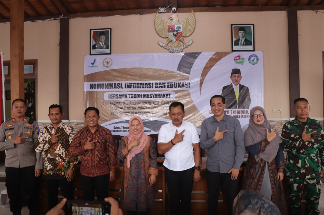Heru Tjahjono berfoto bersama para pemateri seusai menggelar KIE di Desa Sambirobyong, Kecamatan Sumbergempol