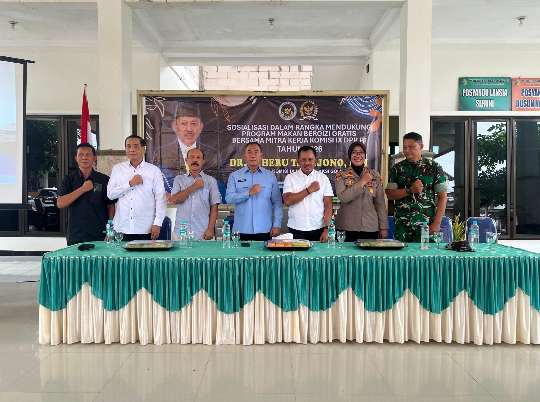 Heru Tjahjono berfoto bersama para pemateri ketika melakukan sosialisasi MBG di Desa Ngranti