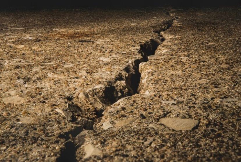 Waspada! Simulasi gempa Megathrust Selatan Jawa ungkap potensi tsunami hingga 30 meter. Simak analisis pakar dan titik wilayah paling berisi