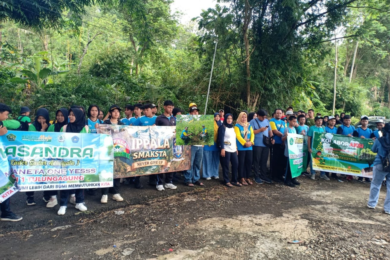 Berbagai lembaga pendidikan juga terlibat penghijauan Bukit Dondong.