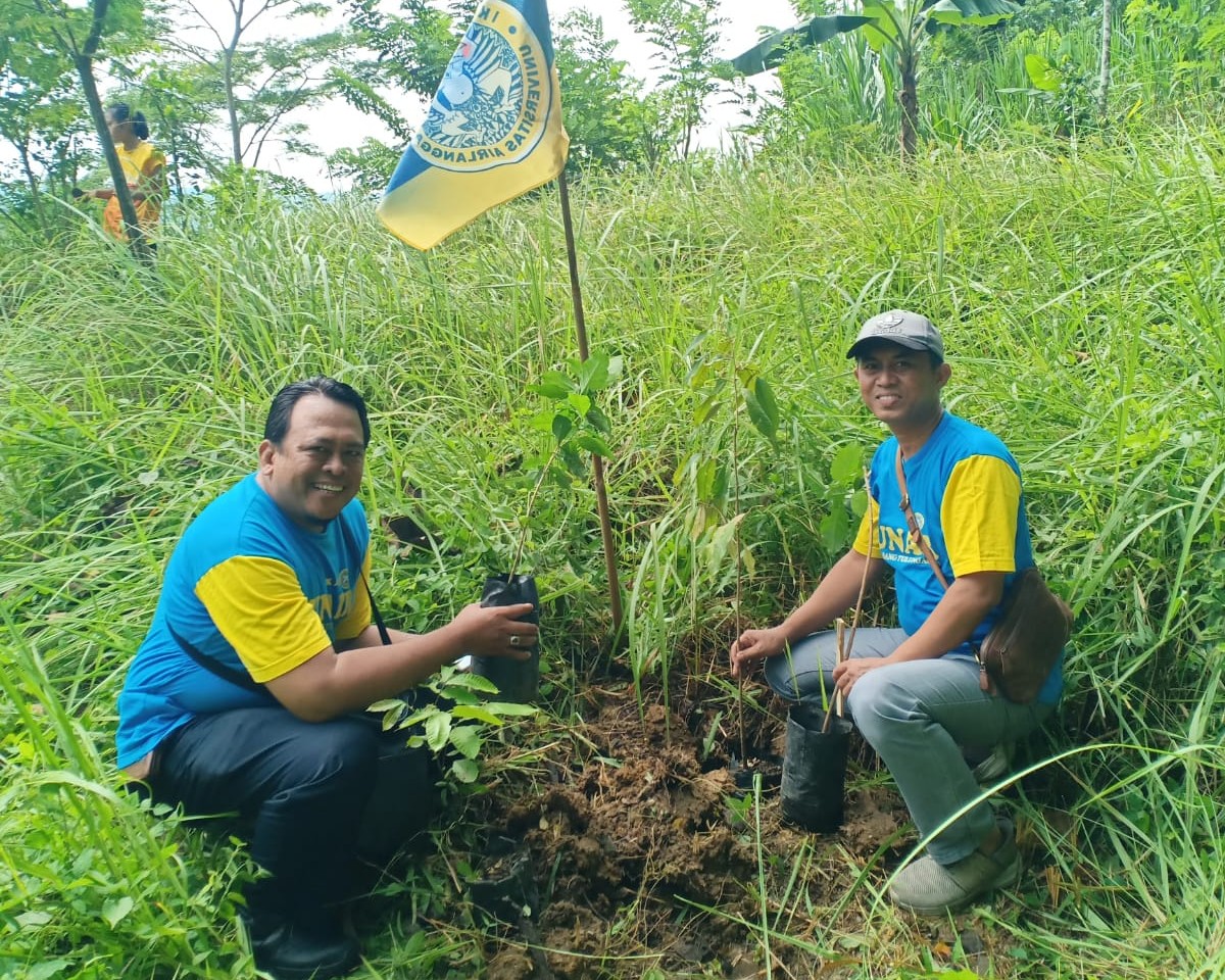 IKA Unair Tulungagung melakukan penghijauan di area Bukit Dondong, Kecamatan Tanggunggunung.