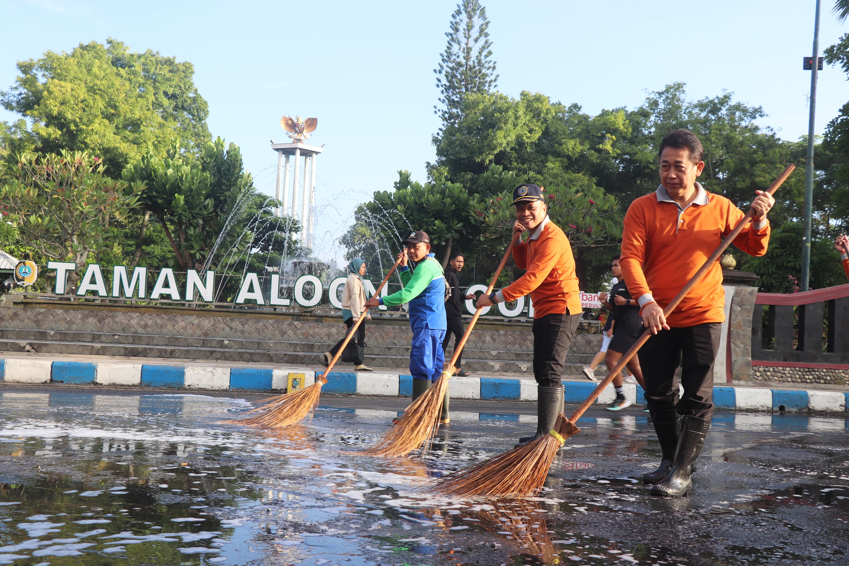 Pj Sekda Tulungagung Soeroto bersama Plt Kepala Dinas Lingkungan Hidup Tulungagung,  Suyanto, ikut mengosek jalan di area Alun-Alun  Tulungagung bersama para petugas kebersihan.