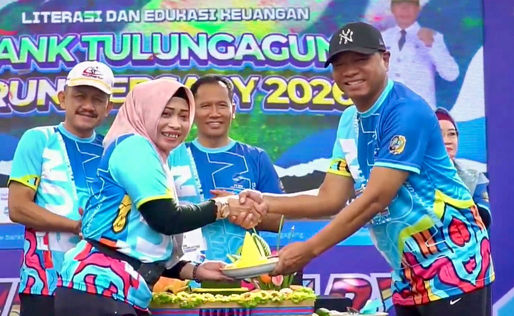 Potong tumpeng oleh Bupati Gatut Sunu Wibowo diberikan kepada Dirut Bank Tulungagung Suhermin menjadi simbol perayaan HUT Ke-32 Bank Tulungagung.