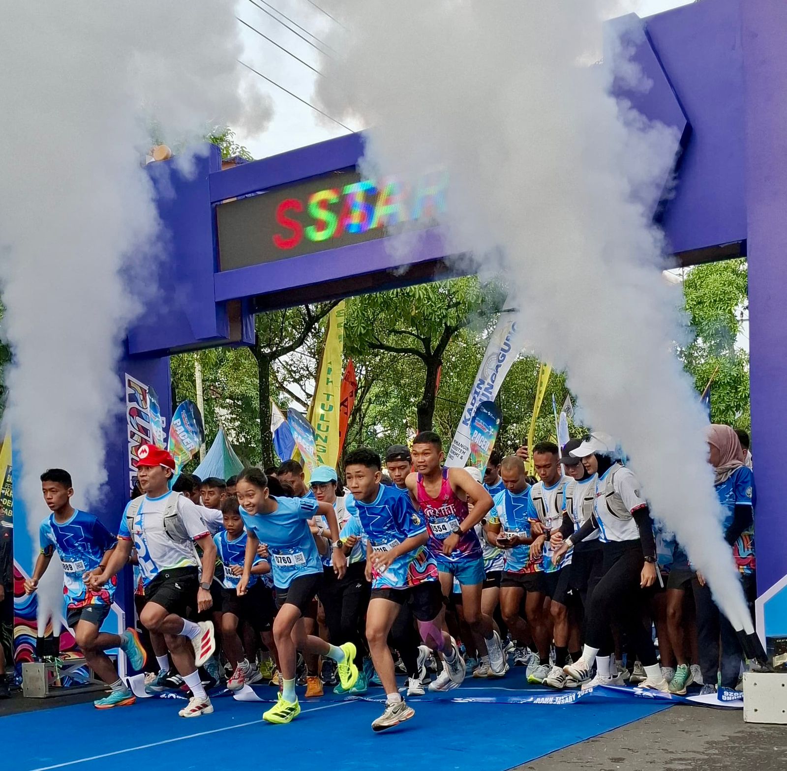 Antusiasme 1.000 peserta mengikuti fun run 5k HUT Bank Tulungagung.