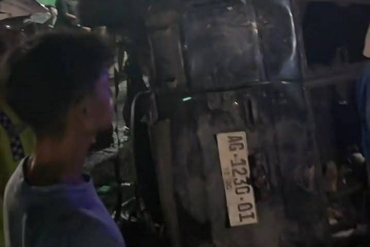 Diduga tabrak lari di Tulungagung, pengemudi Panther dihajar massa dan mobil digulingkan di pertigaan Pasar Kras Kediri.