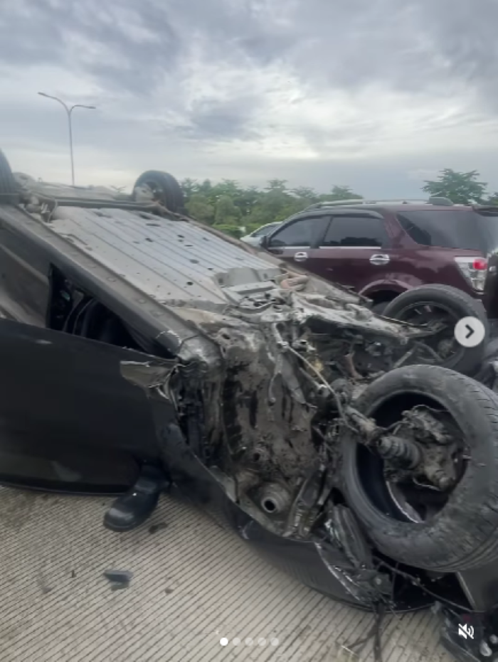 Diva Siregar kecelakaan di Tol Jagorawi, mobil terbalik dan dihantam truk. (Sumber: Instagram @divasiregar__)
