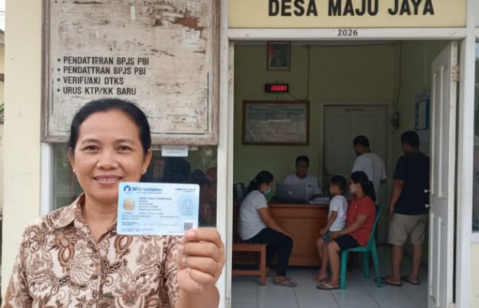 Warga menunjukkan kartu BPJS Kesehatan PBI usai mengurus pendaftaran melalui kelurahan. Pemerintah menyediakan BPJS Kesehatan gratis bagi masyarakat terdaftar DTKS.