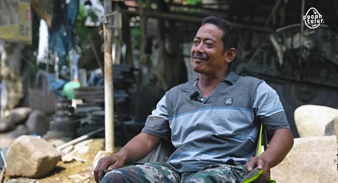 Kisah inspiratif pengusaha cobek batu Tulungagung yang sukses bangkit dari keterbatasan modal hingga produksi puluhan cobek setiap hari.