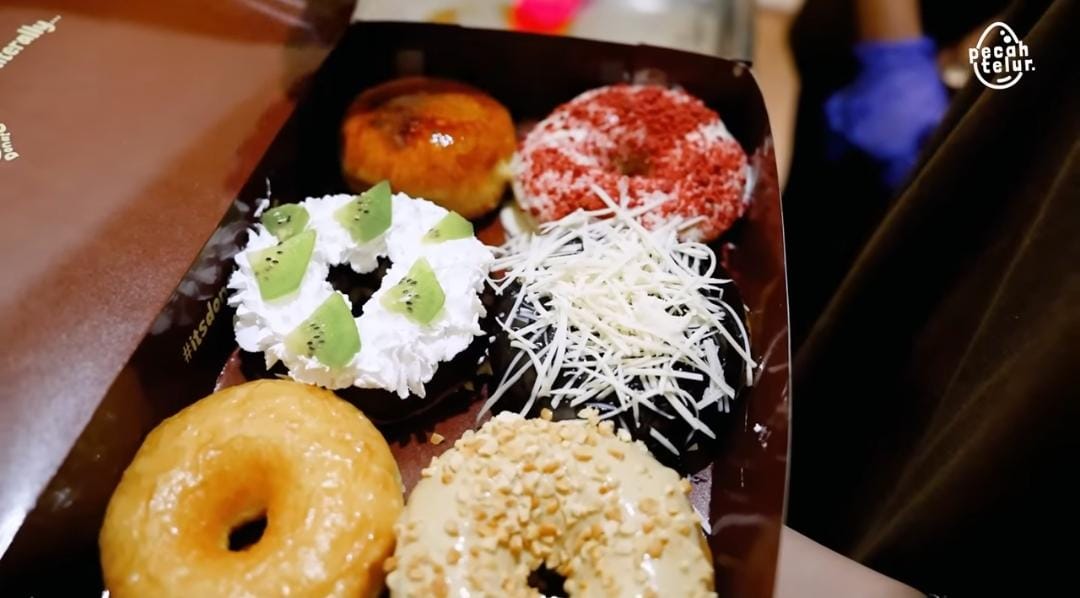 Kisah Bu Elok Tulungagung sukses menjalankan usaha kue dan donat selama 43 tahun dengan produksi hingga 500 donat premium per hari.