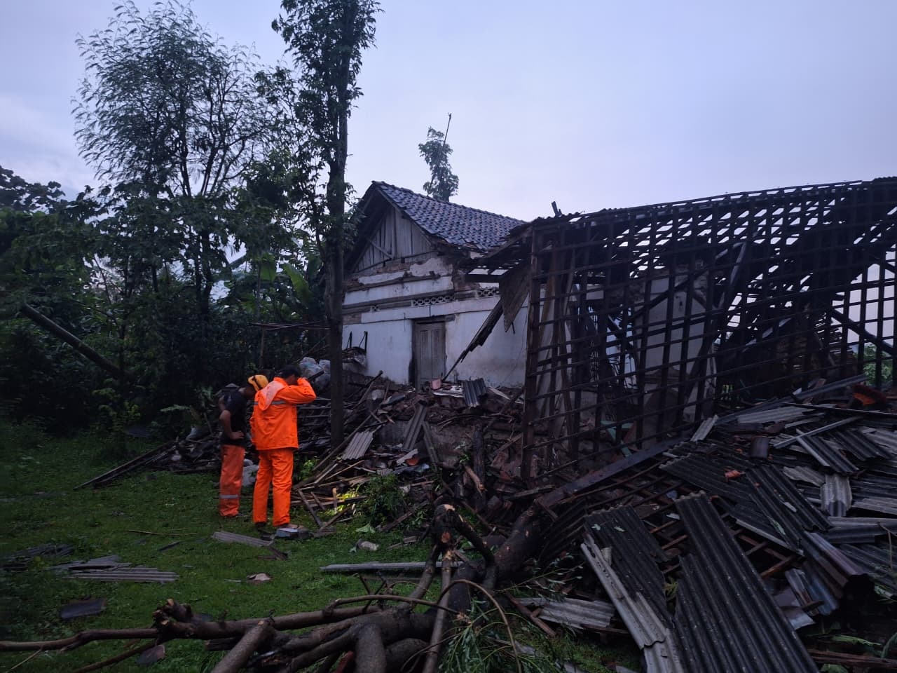 Kondisi rumah warga Desa Bendilwungu, Kecamatan Sumbergempol, Tulungagung, yang ambruk akibat angin kencang pada Sabtu (7/2) lalu.(BPBD TULUNGAGUNG UNTUK RADAR TULUNGAGUNG)