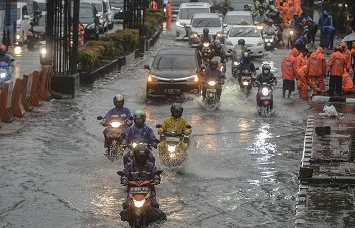 Tanggul Sungai Citalahap jebol akibat hujan deras, permukiman warga Ciamis terendam banjir hingga lutut orang dewasa.