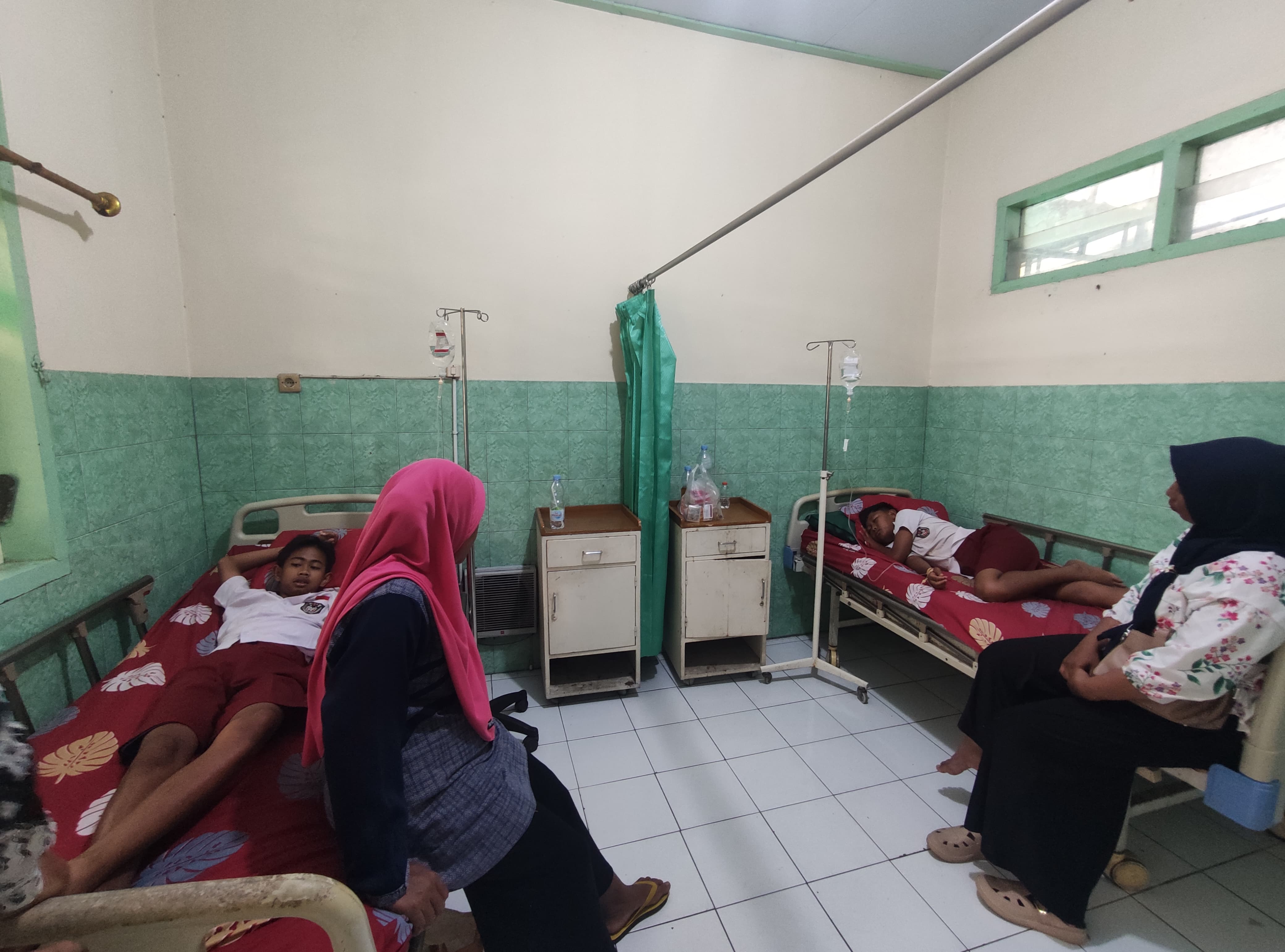 Siswa SDN 3 Bungur terbaring di Puskesmas Karangrejo pada Selasa (10/2), diduga keracunan menu MBG.
