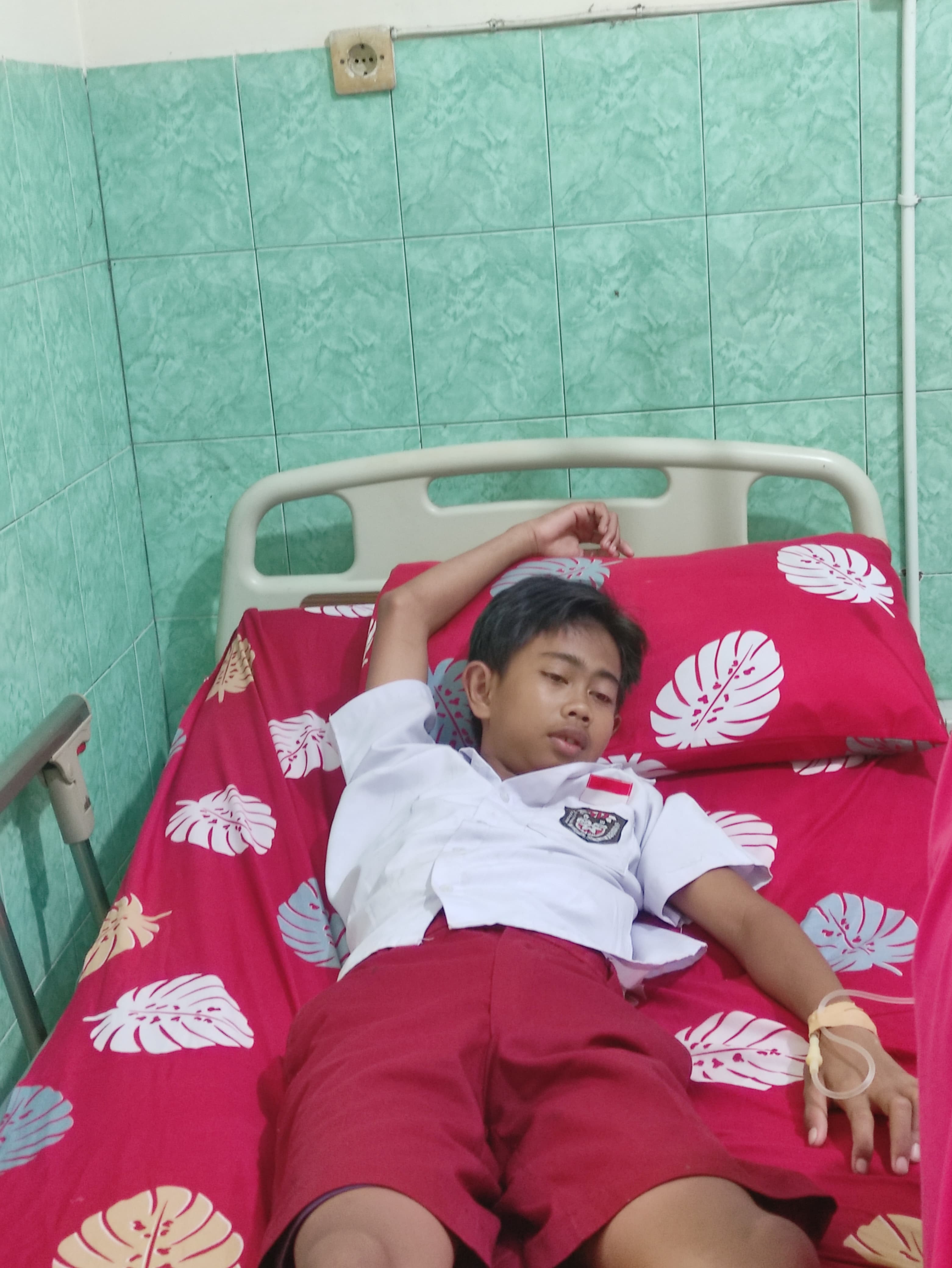Rafi Gunawan, siswa kelas lima SDN 3 Bungur, terbaring di Puskesmas Karangrejo pada Selasa (10/2).