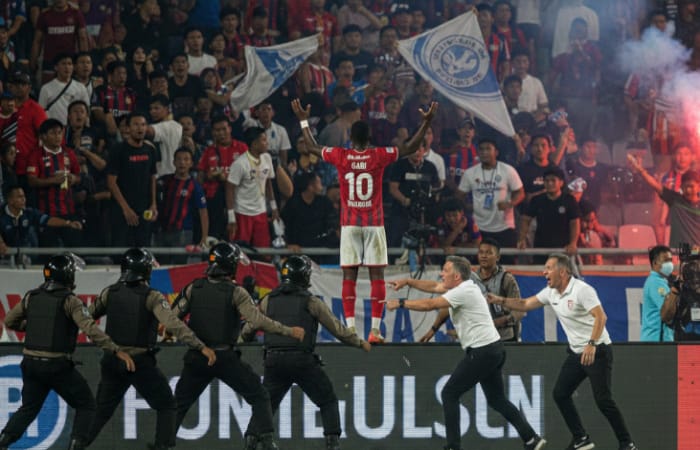 Ricuh Persija vs Arema dipicu selebrasi Gabi ke arah bench. Ini kronologi lengkap dan penjelasan Mauricio Souza.